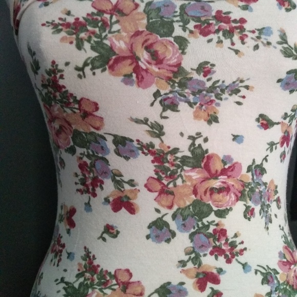Formfitting floral dress - Picture 3 of 5